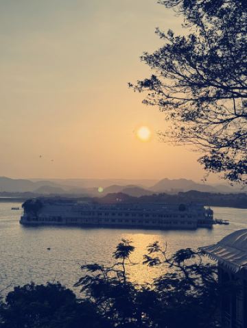 【印度烏代浦皮丘拉湖】湖面上如夢似幻的漂浮宮殿🌊