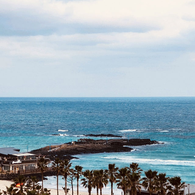 A Convenient and Charming Beachside Stay A Convenient and Charming Beachside Stay