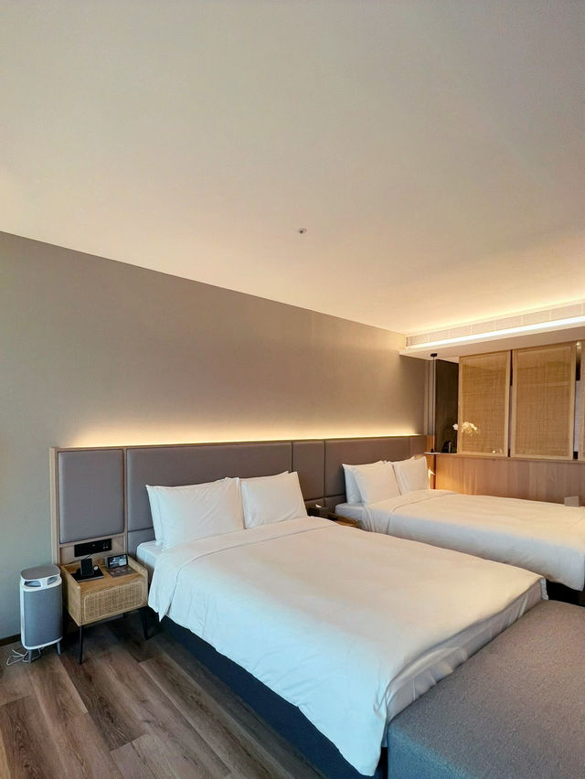 高雄承億酒店 TAi Urban Resort｜把亞洲新灣區裝進窗景的一夜：房內泡湯、窗邊下午茶、頂樓無邊際池看 85 大樓 🏙️🛁