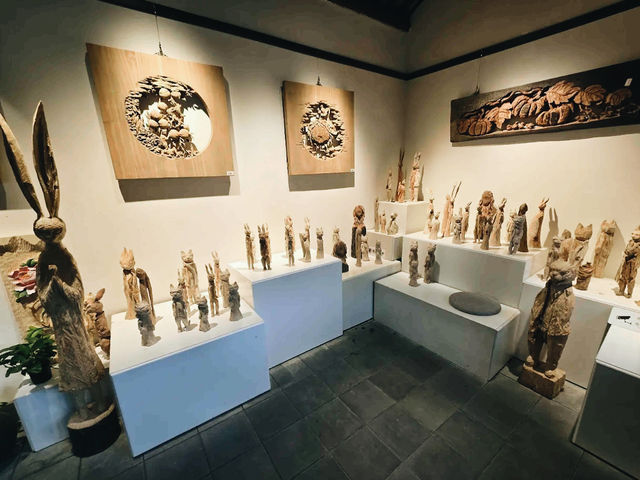 Craftsmanship at the Woodcarving Experience Center, Shaxizhen