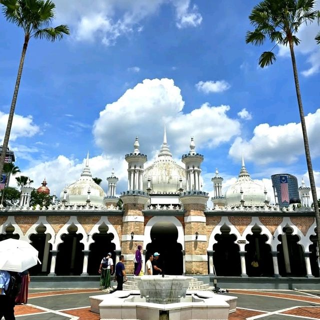 Jamek Sultan Abdul Samad Mosque is one of the historical places in Kuala Lumpur Malaysia. This place is one of the interesting tourist destinations to visit.