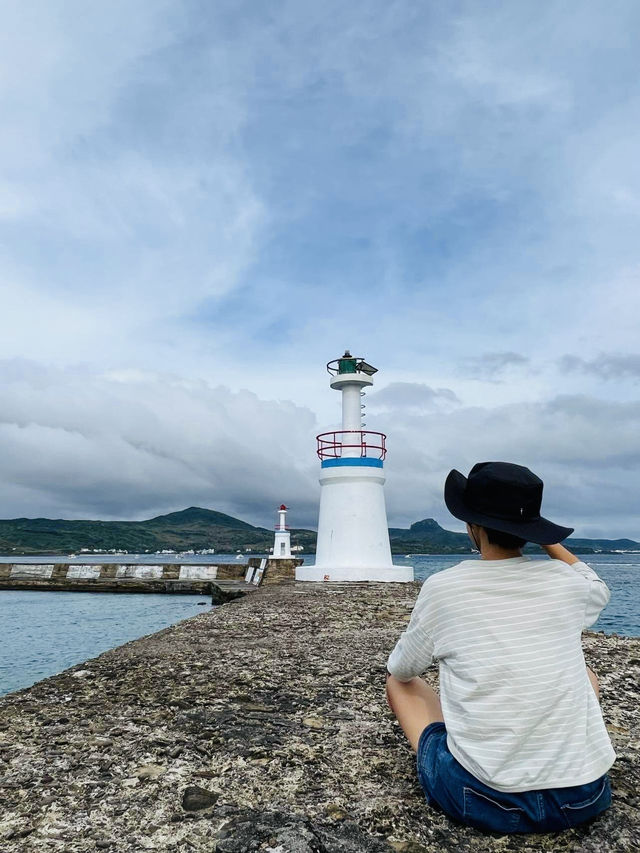 《星砂灣的雙燈塔海景，美得像沖繩一樣迷人》