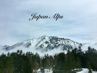 日本アルプスと温泉街の景色に魅了されます。