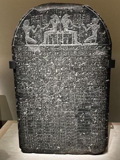古代エジプトの石碑に刻まれたヒエログリフ展示館で記念撮影。 | Trip