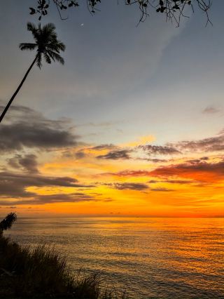 🌅 พระอาทิตย์ตกที่หาด Tolire เมือง Ternate อินโดนีเซีย 🌊✨ #SpringTravel