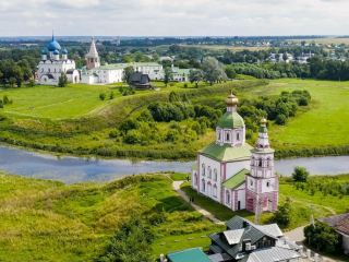 Suzdal 🇷🇺⛪🏘️
A small town with an ancient Russian atmosphere ⭐⭐⭐⭐⭐
Suzdal is a charming small historical town in the Vladimir region, known for its golden-domed churches, ancient monasteries, wooden houses, and meadows. The atmosphere is peaceful and retains the essence of old Russia.
📍 Recommended Places
Suzdal Kremlin 🏰⭐⭐⭐⭐⭐
The historical center of the city, with its old churches and buildings, is an important starting point for exploring Suzdal.
Monastery of Saint Euthymius ⛪⭐⭐⭐⭐⭐
A large monastery with beautiful fortifications, walls, and towers, one of the city's important historical sites.
Saviour Monastery of St. Euthymius ⭐⭐⭐⭐⭐
Distinguished by its white walls and towers, along with traditional Russian architecture, it's perfect for taking photos.
Museum of Wooden Architecture 🏡⭐⭐⭐⭐⭐
An open-air museum showcasing wooden houses and ancient Russian buildings. Showcasing the way of life of people in the past.
🗓️ 2-Day Itinerary
Day 1 ⛪
Visit Suzdal Kremlin
See the church and its golden domes
Stroll through the old town
Admire ancient Russian architecture
Day 2 🏡
Visit the Monastery of Saint Euthymius
See the walls and towers
Visit the Museum of Wooden Architecture
Stroll around the wooden houses and enjoy the natural surroundings
⭐ Impressions
What sets Suzdal apart from the big cities in Russia is its peaceful atmosphere and remarkable preservation of ancient Russian charm. Churches and monasteries are found almost everywhere you look along the streets, while wooden houses and meadows add to the charming rural atmosphere.
Especially in winter, when snow covers the roofs of the churches and wooden houses, Suzdal looks like a fairytale town ❄️✨
"Suzdal is a small town that takes you back to experience Russia of the past: old churches, golden domes, monasteries, and wooden houses amidst nature." "Every corner of the city is full of charm."
⭐ Rating
⛪ Architecture 10/10
🏛️ History 10/10
🏡 Old Town Atmosphere 10/10
📸 Photography 10/10
Overall Score 10/10 ⭐⭐⭐⭐⭐
#TripMoments #Suzdal #Russia #SuzdalKremlin #RussianArchitecture #Monastery #GoldenDomes #WoodenArchitecture #VisitRussia #TravelRussia #TripcomCreator #เที่ยวรัสเซีย #เที่ยวซุซดาล #เมืองรัสเซียโบราณ #RussiaTravel #TravelPhotography