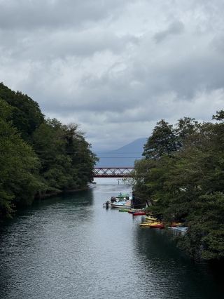 篇章二:支笏湖賞楓泡湯真的太爽!
支笏湖那個水真的清到很誇張,旁邊整片山全被紅葉染紅,那個畫面看過去超級震撼!在湖邊散步吹吹風,拍完一堆美照之後,再直接溜進溫泉裡泡湯。看著外面的紅葉一張張飄下來,全身通暢,這才是放假該有的樣子啊!
