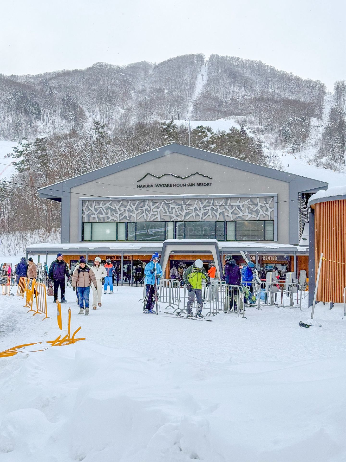 Hakuba Iwatake Review: A Real-Deal Experience of the Slopes, Gear, and Atmosphere