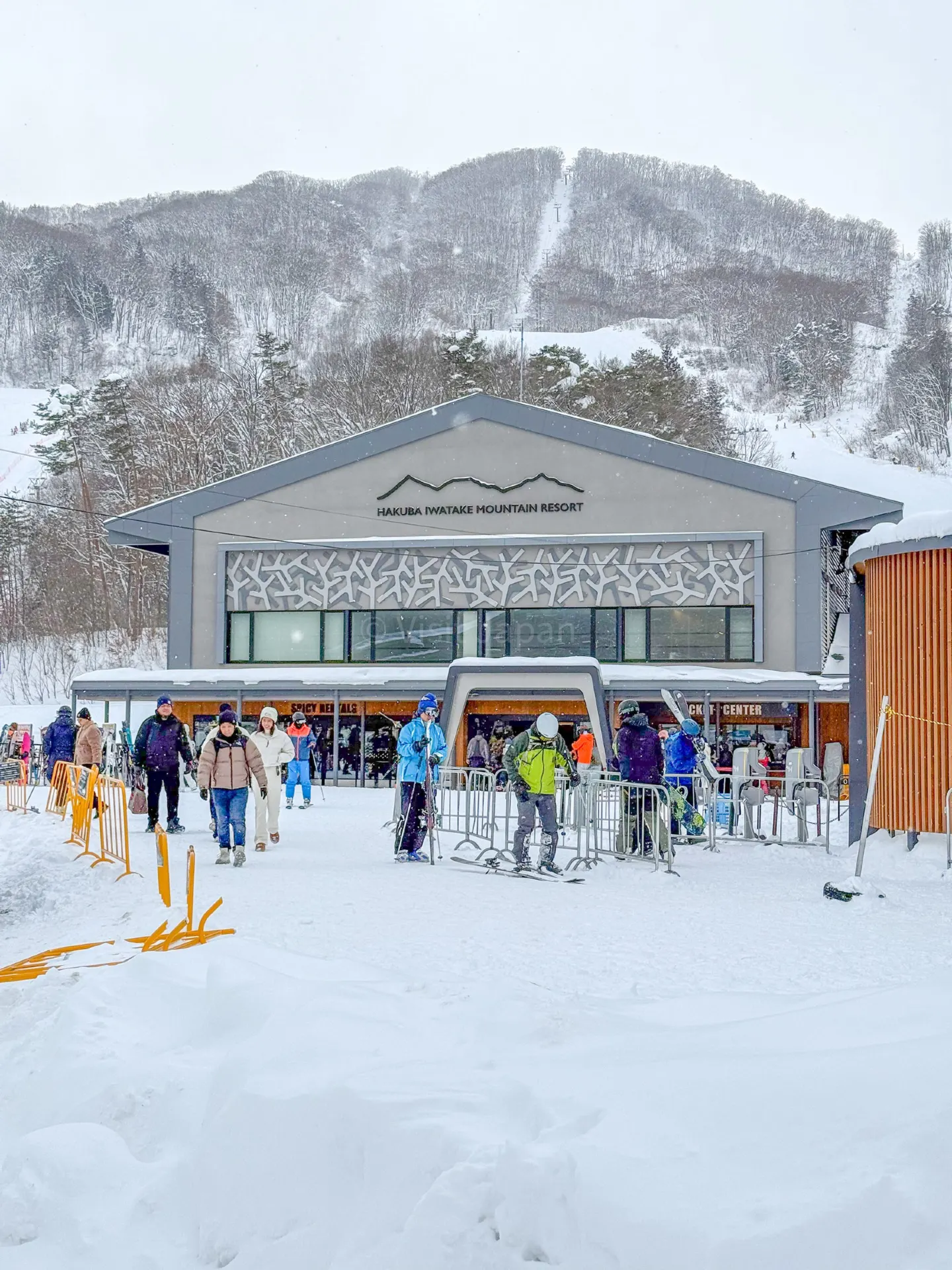 Hakuba Iwatake Review: A Real-Deal Experience of the Slopes, Gear, and Atmosphere