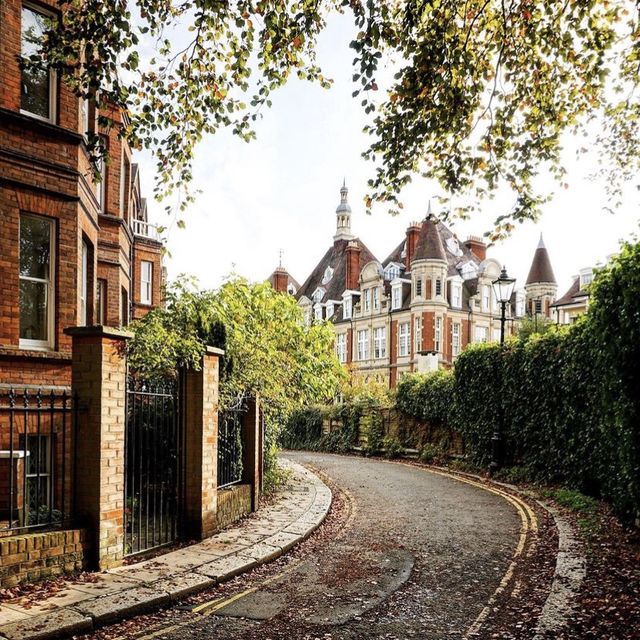 Notting Hill in Autumn: A Colorful Canvas 