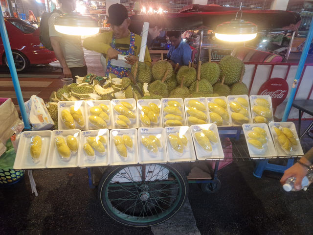 Bright lights, bustling streets, and unbeatable street food – Bangkok never sleeps.