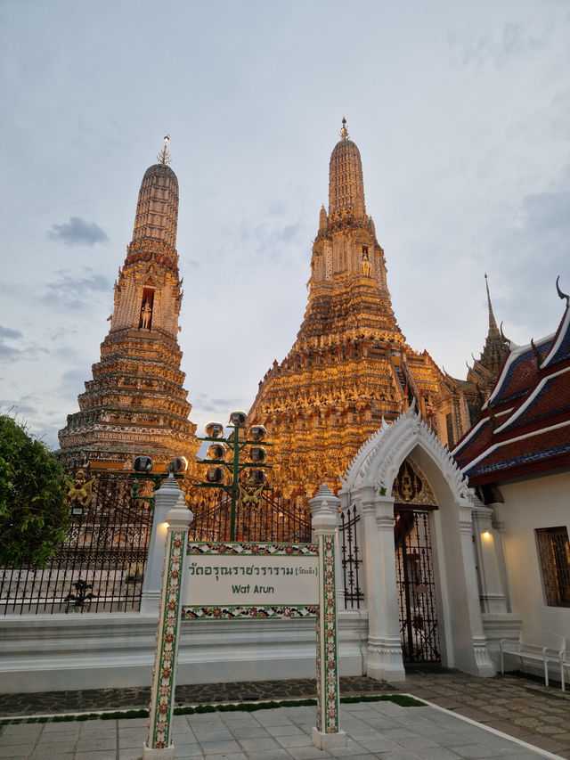 Bright lights, bustling streets, and unbeatable street food – Bangkok never sleeps.