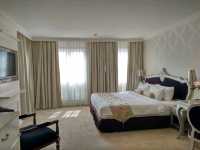 “Riverside Retreat: Roomy, Convenient & Charming”