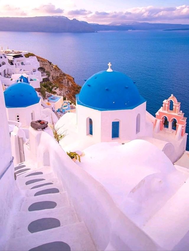 🌅 Santorini: The Iconic Island of White Domes, Blue Seas, and Timeless Romance 🇬🇷✨
