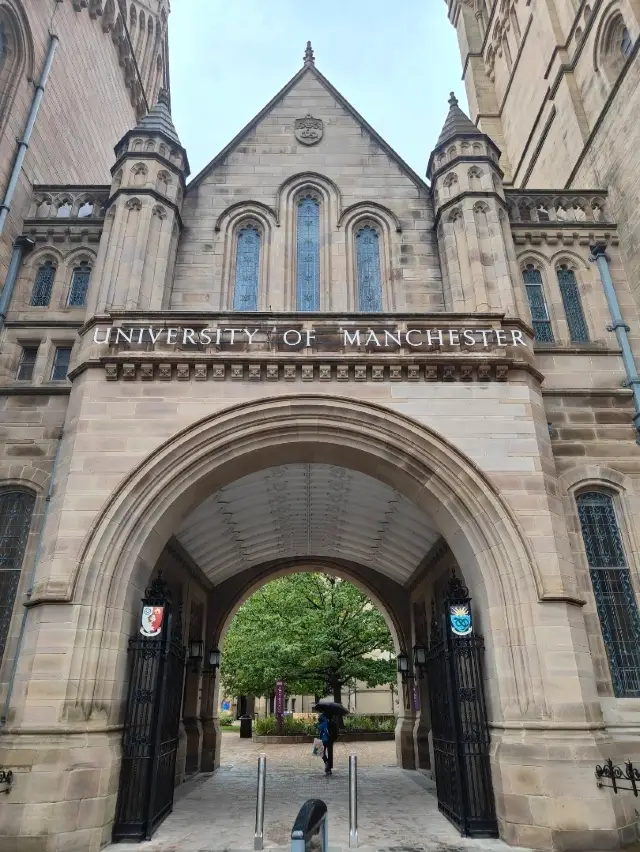 🏛️ A Living Legacy: Historic Beauty and Botanical Charm at Manchester University