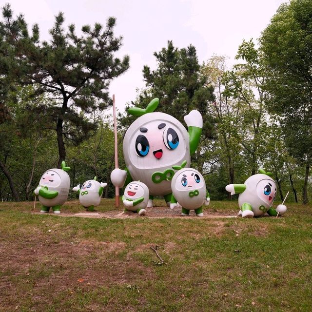 Family-Friendly Statues on Wanliuzhou Island 🏞️🗿👨‍👩‍👧‍👦
