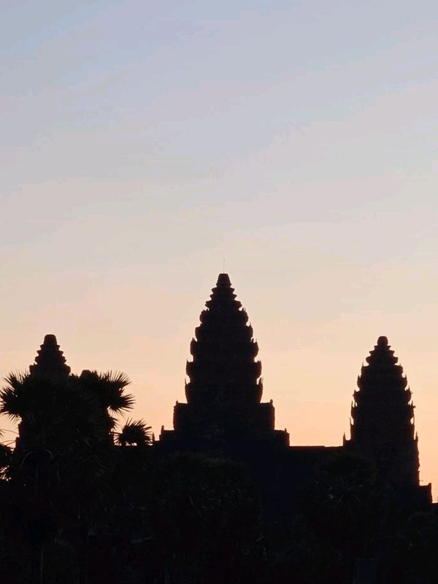 🌅 Magical Sunrise at Angkor Wat, Cambodia 📸 🌅 Magical Sunrise at Angkor Wat, Cambodia 📸