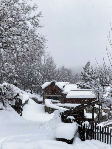 ❄️หุบเขาวัลโบนา: สถานที่พักผ่อนอันเงียบสงบในเทือกเขาแอลป์ของแอลเบเนีย 🏔️