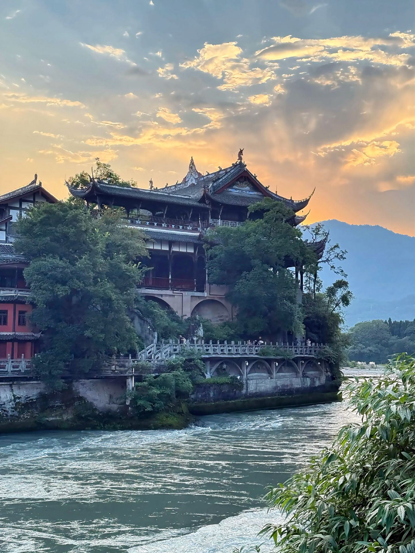 🐼 Dujiangyan: From Pandas to Unexpected City Vibes!
