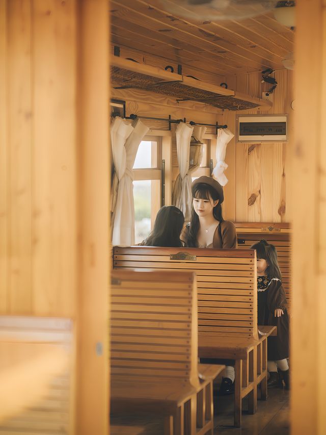攜帶孩子在建水坐上了這趟開往春日的米軌小火車