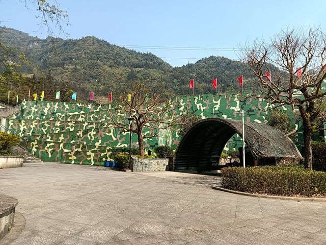 老山神炮遺址軍事主題公園位於雲南省文山壯族苗族自治州麻栗坡縣猛硐鄉麻栗坡英雄老山聖地景區內，這裡曾經是老山主戰場遺址之一，2021年4月，老山神炮軍事主題公園正式升級為4A級景區