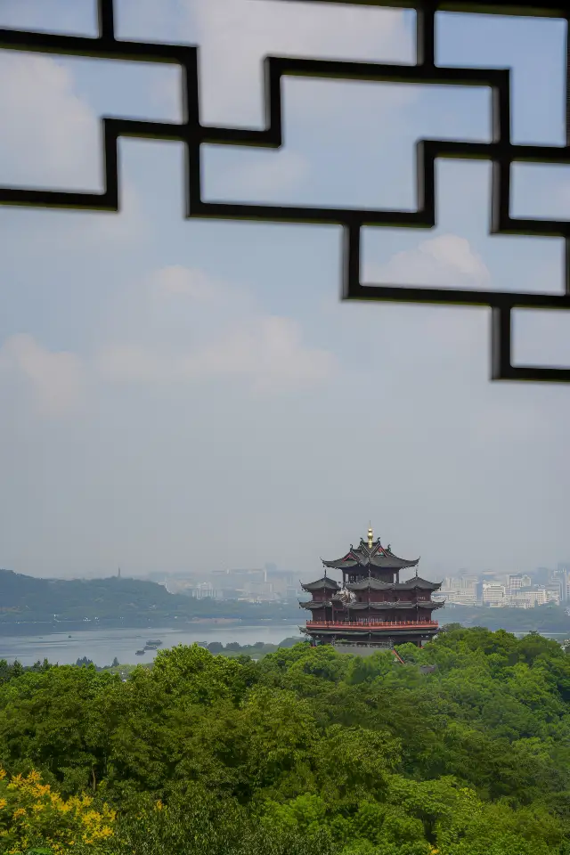 There are two hiking routes up Wu Mountain in Hangzhou that are particularly characteristic of the city