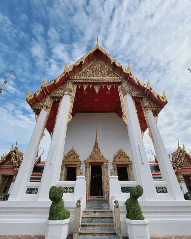 높은 하늘로 솟은 불탑, 금빛이 찬란한 누워있는 부처님: Wat Pho 누워있는 부처님 사원의 아름다운 경치