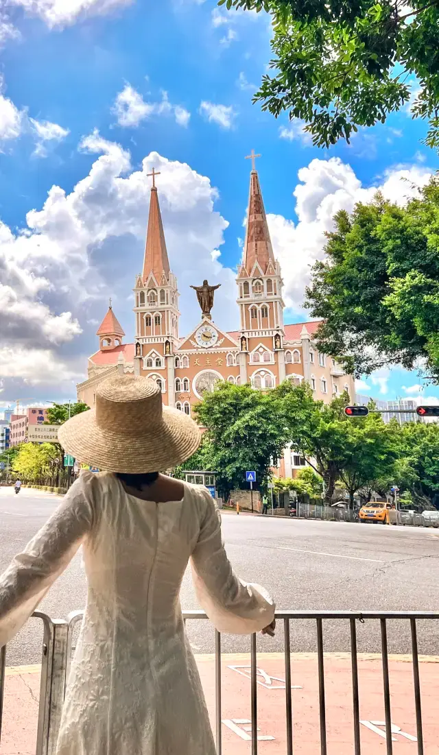 This must be the most beautiful church in Shenzhen!! The retro Gothic style is super romantic