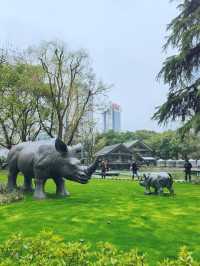 靜安公園：園外是熱鬧的都市商圈，園內則是靜謐的綠色天地