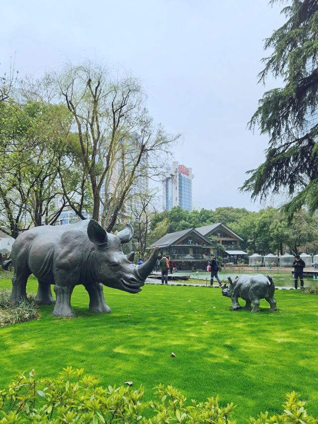 靜安公園：園外是熱鬧的都市商圈，園內則是靜謐的綠色天地