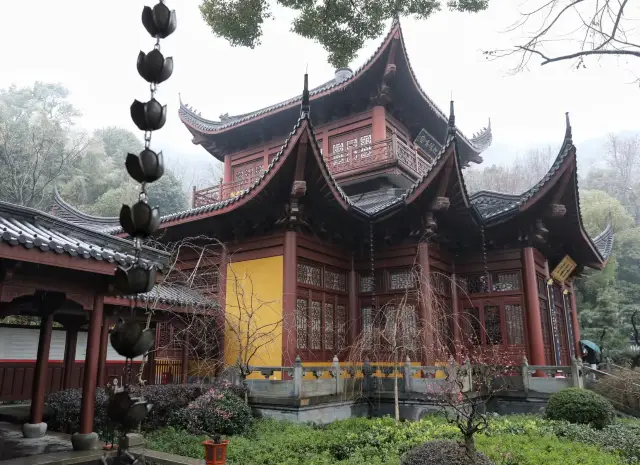 永福寺，在靈隱寺另一側，緊挨飛來峰，有說是錢塘第一福地，也有說是江南最美寺院，東晉時建，已有1600年歷史