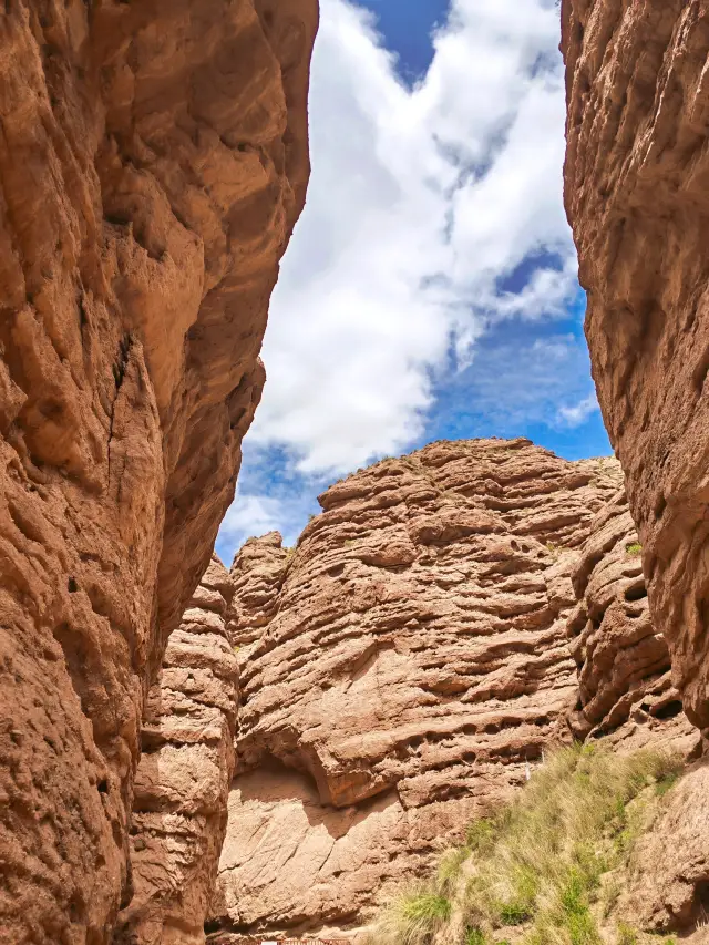 평산호 대협곡에 오세요! 수억 년 지질의 경이로움을 관찰하고 화려하고 위험한 협곡을 탐험하세요