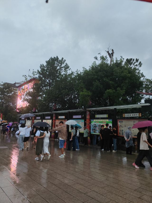 駕車1小時，雨中2小時的守候，感受峨山火把節