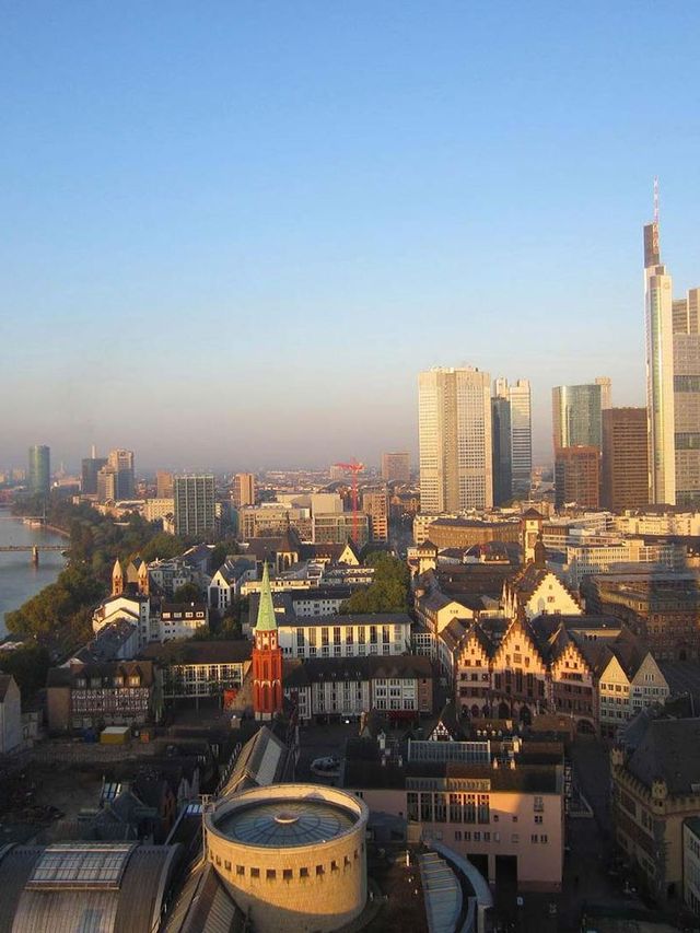 🌟 Frankfurt's Finest: Sheraton's Sweet Spot! ✈️🛌