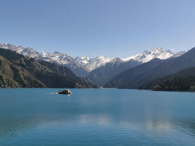 天山天池，博格達峰下璀璨的明珠。