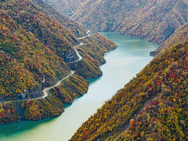 四川小眾紅葉秘境一藏在山裡的扒昔加古寨。