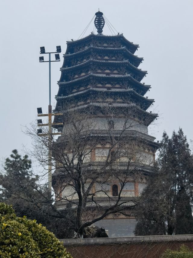 觸摸歷史的脈絡，仰望凌霄塔的壯麗