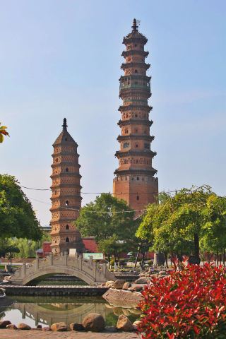 It turns out that Shanxi Province has another eye-catching glazed pagoda besides the Feihong Pagoda.