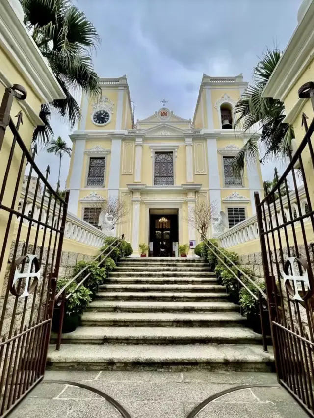 Tranquil Moments: Strolling Through St. Lawrence's Church