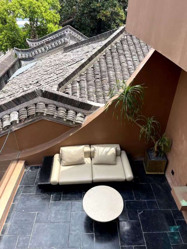 潮宗街的馬爾代夫酒店！懸空泳池絕了！