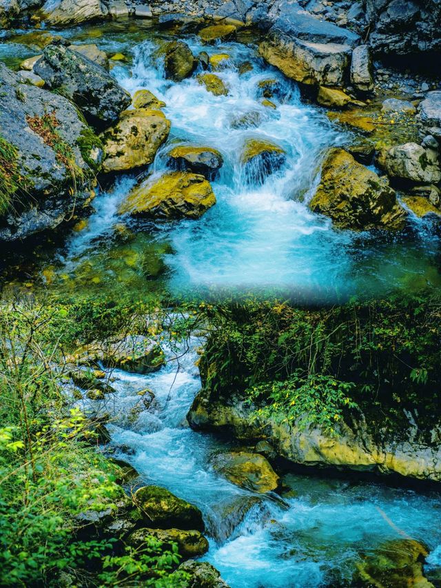 探秘「甘肅小九寨」的山水奇境