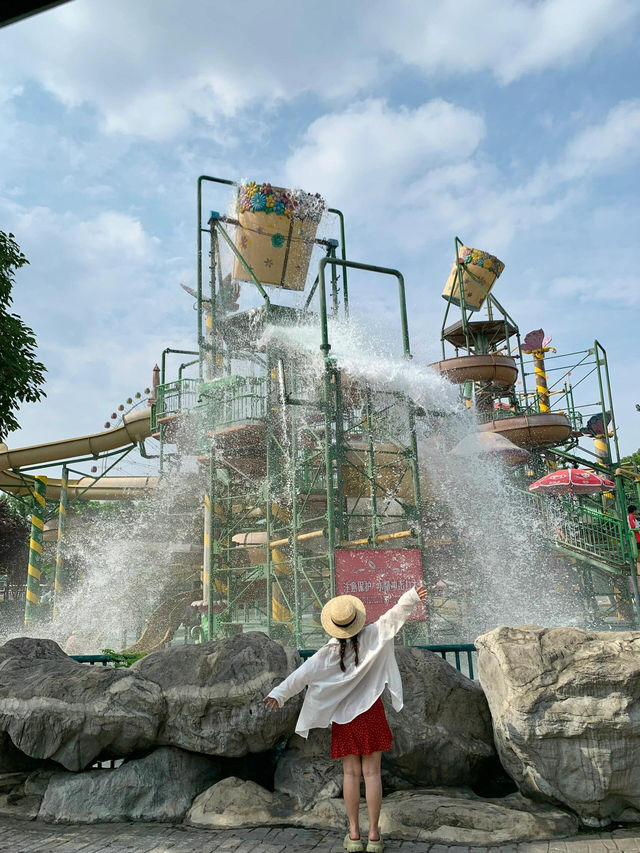 成都！這座水上樂園我能刷爆整個夏天🎢成都的夏天熱到融化🔥，唯有泡在水裡才能拯救！而國色天鄉水上樂園，絕對是我N刷都不會膩的清涼天堂，每次來都能收穫滿滿的快樂～  🌊 必玩項目T