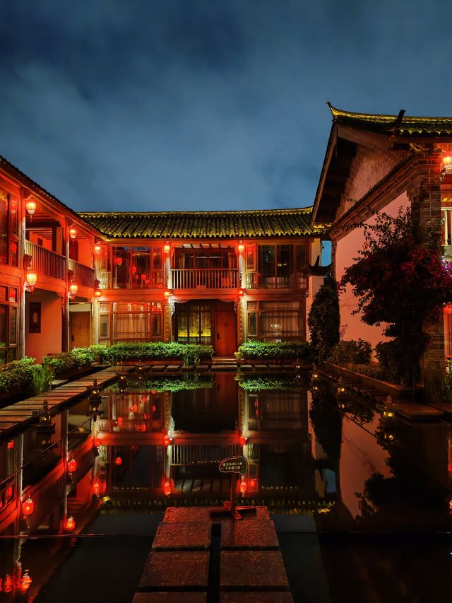 暮色時分麗江古城中這座庭院美出了圈