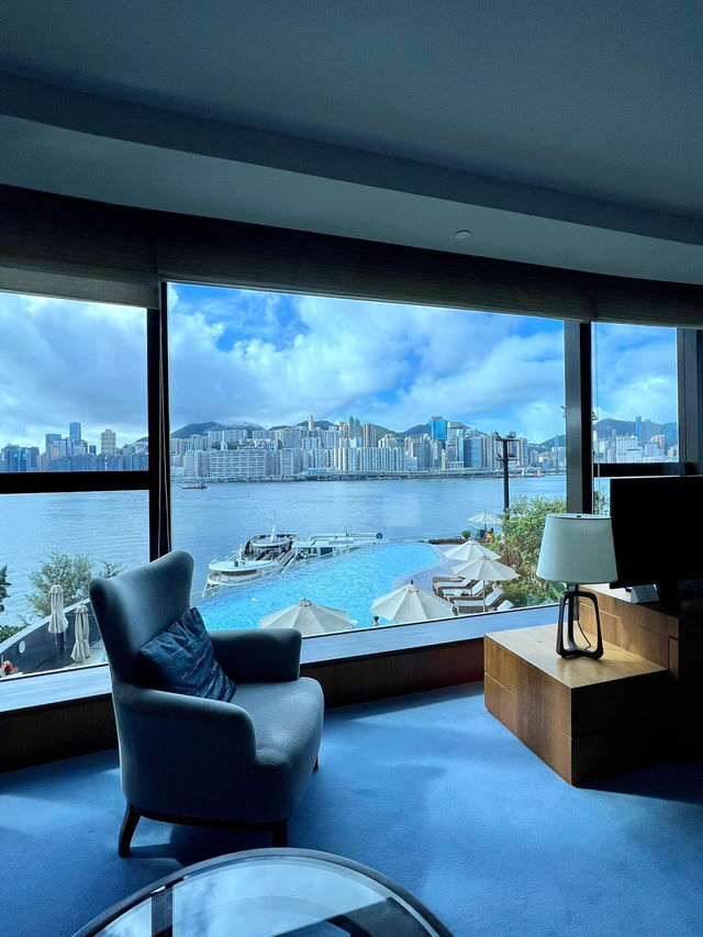 ✨【香港嘉里酒店｜2千蚊住53㎡「維港廣角海景」！躺床看船+夜酌干邑，值到跺腳～】🌉