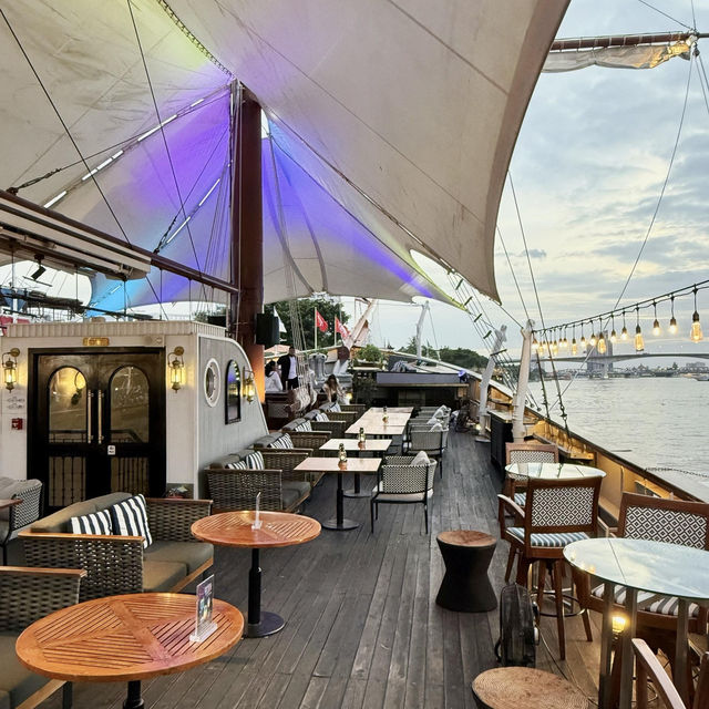 曼谷湄南河必吃榜！百年老船改建的浪漫餐廳⛵️✨