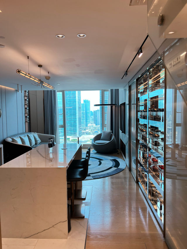 同姊妹喺太古里酒店影咗成10000張相咁多