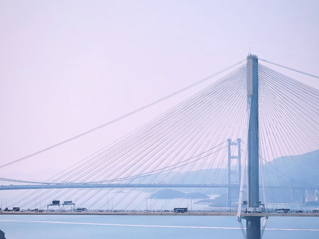 *【青馬大橋：香港の絶景を楽しむ絶好のスポット】**  
