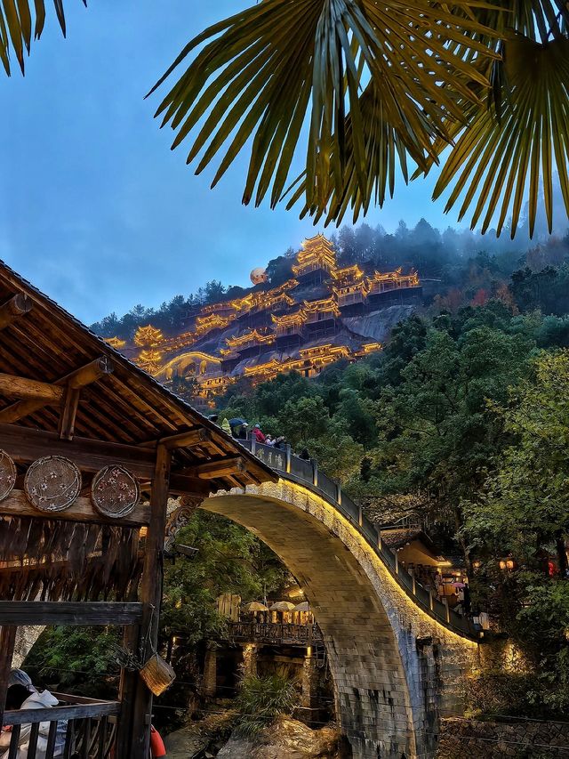 上饒望仙谷：懸崖上嘅仙俠世界！夜景燈亮瞬間靚到窒息