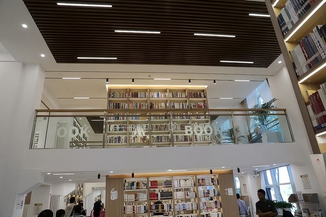 藏喺古城入面嘅「知識綠洲」！璦琿圖書館攻略嚟啦～   邊個會明啊！喺璦琿古城行到攰，轉入呢間圖書館