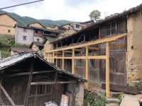 黃泥青瓦疊山間